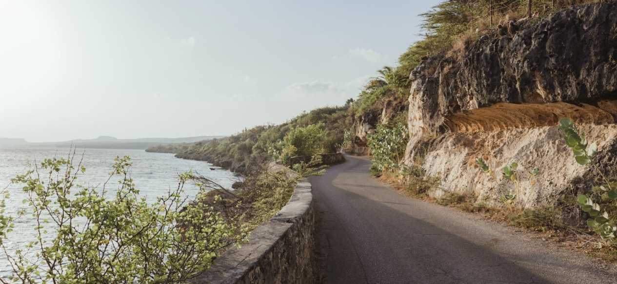 Queen's Highway op Bonaire, de mooiste route langs het water, perfect om te verkennen met een golfkar.