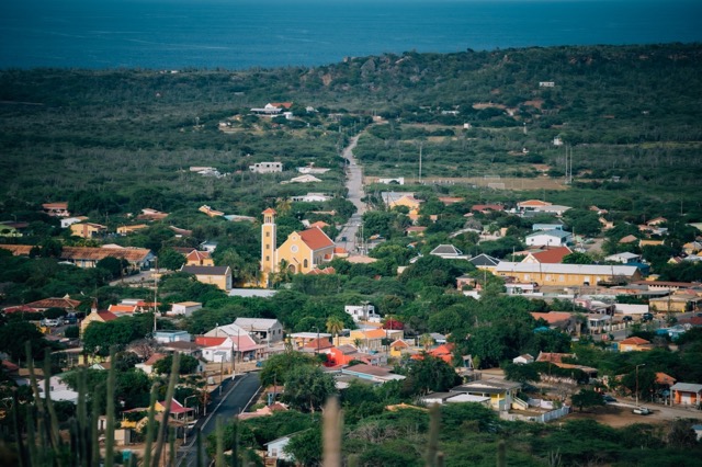 Uitzicht op het dorp Rincon langs Route Noord op Bonaire, een charmante en historische locatie.