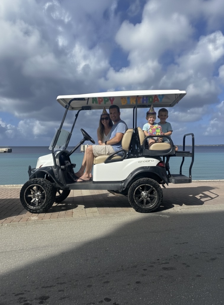 Verjaardagsfeest van een kind op bonaire gevierd op een golfcart. 